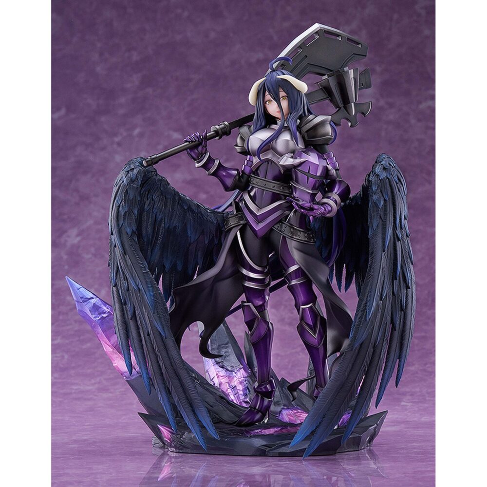 Alberdo hermes trismegistus overlord 1/7. Dmm factory presenta la figura a escala 1/7 de albedo, en su versión hermes trismegistus, inspirada en el anime "overlord". Con una altura aproximada de 30,8 cm, muestra al personaje con una armadura oscura y pesada que realza su porte imponente. Las alas que se extienden desde su cintura y su bardiche se han recreado con gran detalle, ofreciendo una apariencia poderosa y elegante. Incluye base expositora con decorado de rocas que complementan su diseño.