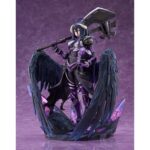 ALBERDO HERMES TRISMEGISTUS OVERLORD 1/7. DMM Factory presenta la figura a escala 1/7 de Albedo, en su versión Hermes Trismegistus, inspirada en el anime "Overlord". Con una altura aproximada de 30,8 cm, muestra al personaje con una armadura oscura y pesada que realza su porte imponente. Las alas que se extienden desde su cintura y su bardiche se han recreado con gran detalle, ofreciendo una apariencia poderosa y elegante. Incluye base expositora con decorado de rocas que complementan su diseño.