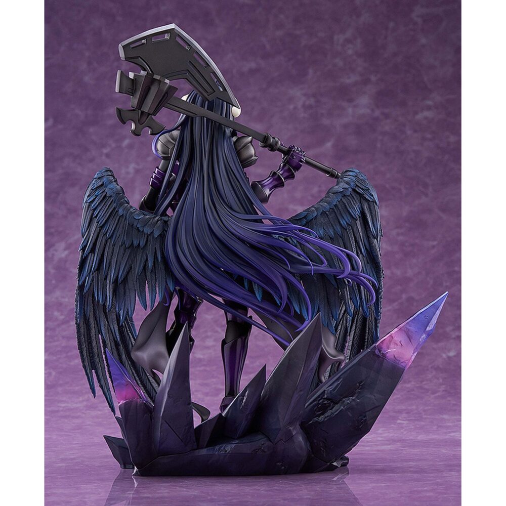 Alberdo hermes trismegistus overlord 1/7. Dmm factory presenta la figura a escala 1/7 de albedo, en su versión hermes trismegistus, inspirada en el anime "overlord". Con una altura aproximada de 30,8 cm, muestra al personaje con una armadura oscura y pesada que realza su porte imponente. Las alas que se extienden desde su cintura y su bardiche se han recreado con gran detalle, ofreciendo una apariencia poderosa y elegante. Incluye base expositora con decorado de rocas que complementan su diseño.