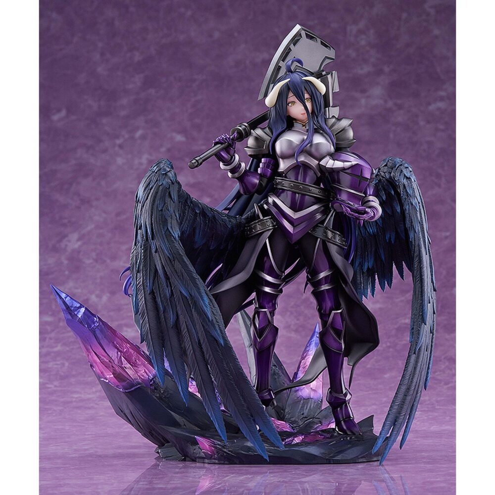 Alberdo hermes trismegistus overlord 1/7. Dmm factory presenta la figura a escala 1/7 de albedo, en su versión hermes trismegistus, inspirada en el anime "overlord". Con una altura aproximada de 30,8 cm, muestra al personaje con una armadura oscura y pesada que realza su porte imponente. Las alas que se extienden desde su cintura y su bardiche se han recreado con gran detalle, ofreciendo una apariencia poderosa y elegante. Incluye base expositora con decorado de rocas que complementan su diseño.
