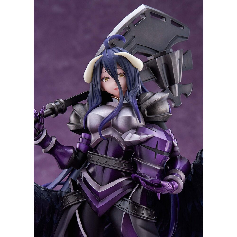 Alberdo hermes trismegistus overlord 1/7. Dmm factory presenta la figura a escala 1/7 de albedo, en su versión hermes trismegistus, inspirada en el anime "overlord". Con una altura aproximada de 30,8 cm, muestra al personaje con una armadura oscura y pesada que realza su porte imponente. Las alas que se extienden desde su cintura y su bardiche se han recreado con gran detalle, ofreciendo una apariencia poderosa y elegante. Incluye base expositora con decorado de rocas que complementan su diseño.