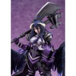 ALBERDO HERMES TRISMEGISTUS OVERLORD 1/7. DMM Factory presenta la figura a escala 1/7 de Albedo, en su versión Hermes Trismegistus, inspirada en el anime "Overlord". Con una altura aproximada de 30,8 cm, muestra al personaje con una armadura oscura y pesada que realza su porte imponente. Las alas que se extienden desde su cintura y su bardiche se han recreado con gran detalle, ofreciendo una apariencia poderosa y elegante. Incluye base expositora con decorado de rocas que complementan su diseño.