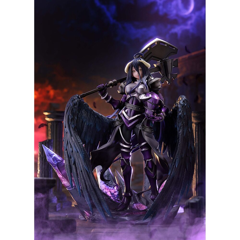 Alberdo hermes trismegistus overlord 1/7. Dmm factory presenta la figura a escala 1/7 de albedo, en su versión hermes trismegistus, inspirada en el anime "overlord". Con una altura aproximada de 30,8 cm, muestra al personaje con una armadura oscura y pesada que realza su porte imponente. Las alas que se extienden desde su cintura y su bardiche se han recreado con gran detalle, ofreciendo una apariencia poderosa y elegante. Incluye base expositora con decorado de rocas que complementan su diseño.