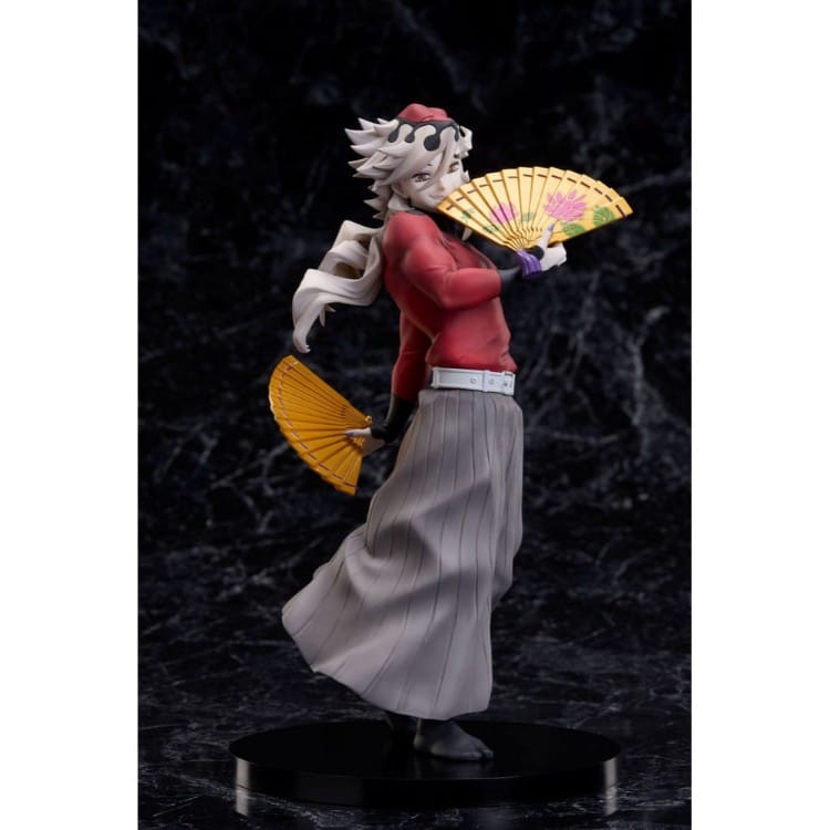 Douma demon slayer: kimetsu no yaiba. Aniplex suma a su catálogo esta figura de douma, la luna superior dos de las doce lunas demoníacas en el anime "demon slayer: kimetsu no yaiba" ("guardianes de la noche" en españa). La figura muestra al personaje con una expresión sonriente y sosteniendo 2 abanicos, representado con gran fidelidad. Está fabricada en abs y pvc, pintada y con una base negra de forma circular para dar estabilidad. Mide aproximadamente 20,7 cm de alto.