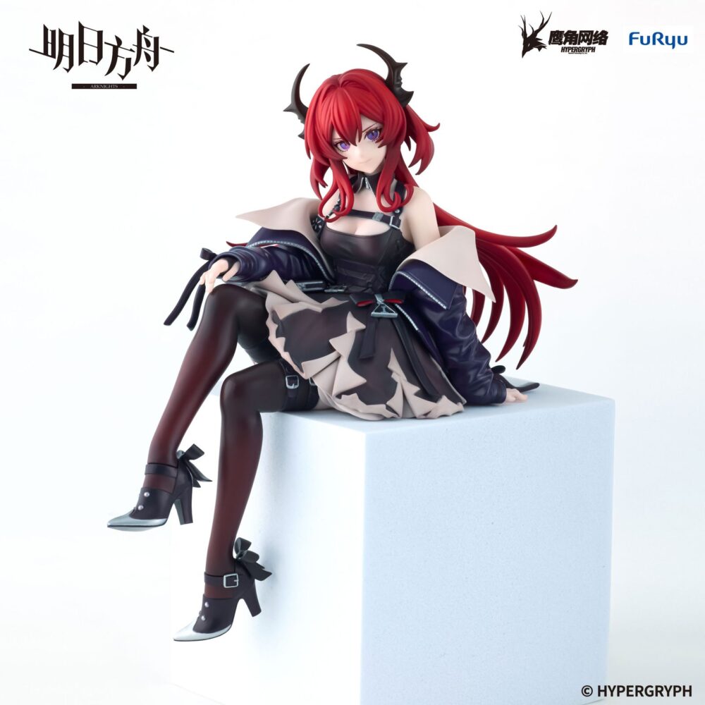 Surtr arknights noodle stopper. Furyu introduce a su línea noodle stopper la figura de surtr, personaje del juego para dispositivos móviles "arknights". La figura mide aproximadamente 15 cm de alto y está fabricada en atbc-pvc. Como es característico de esta colección, se muestra sentada, ideal para colocarla en bordes mesas o baldas de estantería.