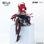 SURTR ARKNIGHTS NOODLE STOPPER. Furyu introduce a su línea Noodle Stopper la figura de Surtr, personaje del juego para dispositivos móviles "Arknights". La figura mide aproximadamente 15 cm de alto y está fabricada en ATBC-PVC. Como es característico de esta colección, se muestra sentada, ideal para colocarla en bordes mesas o baldas de estantería.