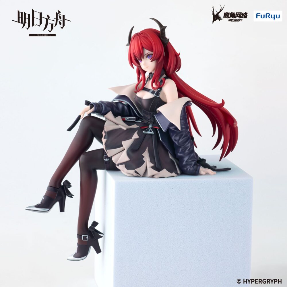 Surtr arknights noodle stopper. Furyu introduce a su línea noodle stopper la figura de surtr, personaje del juego para dispositivos móviles "arknights". La figura mide aproximadamente 15 cm de alto y está fabricada en atbc-pvc. Como es característico de esta colección, se muestra sentada, ideal para colocarla en bordes mesas o baldas de estantería.