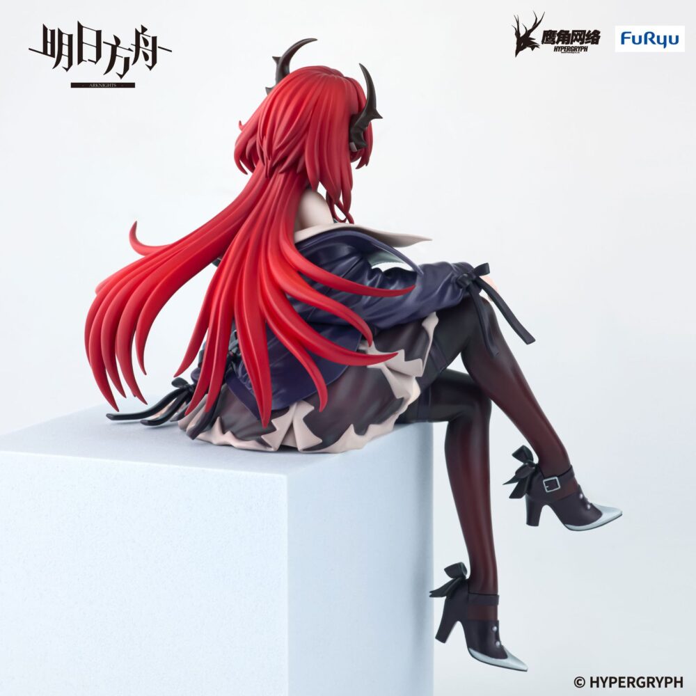 Surtr arknights noodle stopper. Furyu introduce a su línea noodle stopper la figura de surtr, personaje del juego para dispositivos móviles "arknights". La figura mide aproximadamente 15 cm de alto y está fabricada en atbc-pvc. Como es característico de esta colección, se muestra sentada, ideal para colocarla en bordes mesas o baldas de estantería.