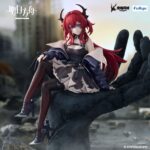 SURTR ARKNIGHTS NOODLE STOPPER. Furyu introduce a su línea Noodle Stopper la figura de Surtr, personaje del juego para dispositivos móviles "Arknights". La figura mide aproximadamente 15 cm de alto y está fabricada en ATBC-PVC. Como es característico de esta colección, se muestra sentada, ideal para colocarla en bordes mesas o baldas de estantería.
