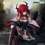 SURTR ARKNIGHTS NOODLE STOPPER. Furyu introduce a su línea Noodle Stopper la figura de Surtr, personaje del juego para dispositivos móviles "Arknights". La figura mide aproximadamente 15 cm de alto y está fabricada en ATBC-PVC. Como es característico de esta colección, se muestra sentada, ideal para colocarla en bordes mesas o baldas de estantería.