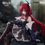 SURTR ARKNIGHTS NOODLE STOPPER. Furyu introduce a su línea Noodle Stopper la figura de Surtr, personaje del juego para dispositivos móviles "Arknights". La figura mide aproximadamente 15 cm de alto y está fabricada en ATBC-PVC. Como es característico de esta colección, se muestra sentada, ideal para colocarla en bordes mesas o baldas de estantería.