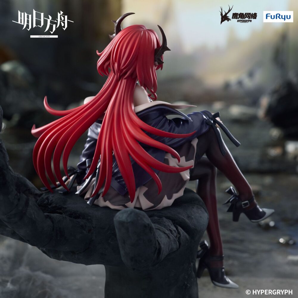Surtr arknights noodle stopper. Furyu introduce a su línea noodle stopper la figura de surtr, personaje del juego para dispositivos móviles "arknights". La figura mide aproximadamente 15 cm de alto y está fabricada en atbc-pvc. Como es característico de esta colección, se muestra sentada, ideal para colocarla en bordes mesas o baldas de estantería.