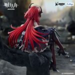 SURTR ARKNIGHTS NOODLE STOPPER. Furyu introduce a su línea Noodle Stopper la figura de Surtr, personaje del juego para dispositivos móviles "Arknights". La figura mide aproximadamente 15 cm de alto y está fabricada en ATBC-PVC. Como es característico de esta colección, se muestra sentada, ideal para colocarla en bordes mesas o baldas de estantería.