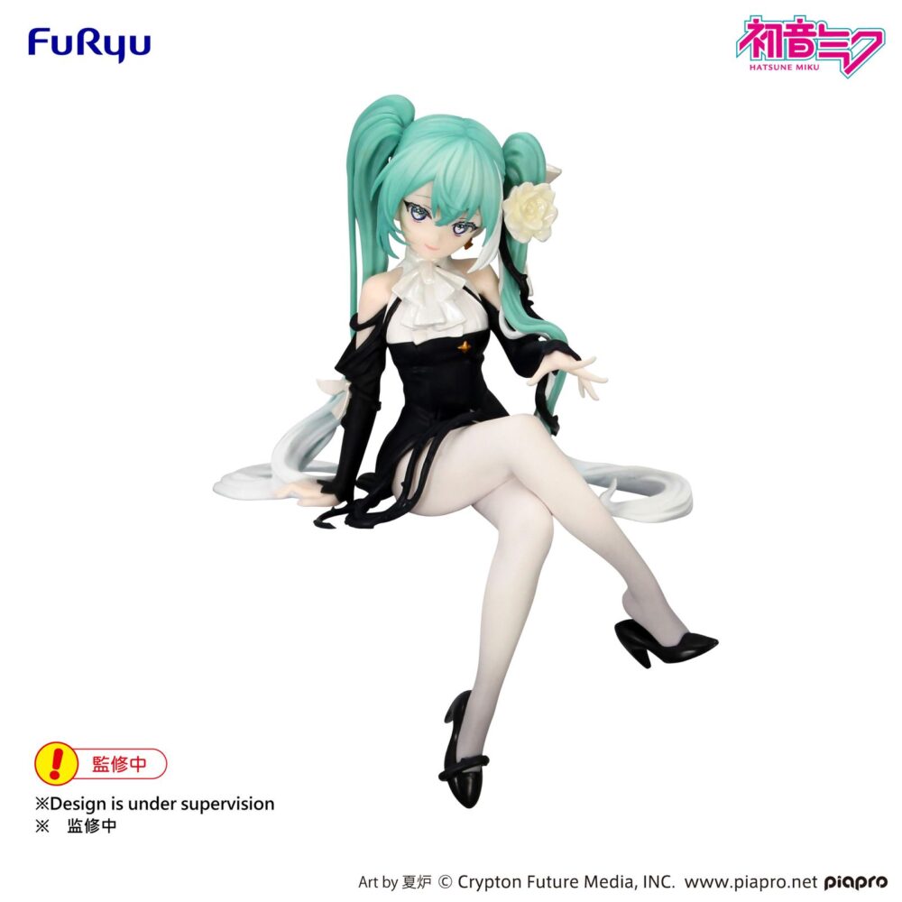 Hatsune miku flower fairy white rose version character vocal series noodle stopper. Furyu presenta la figura de hatsune miku en su versión hada de las flores con rosa blanca para la línea noodle stopper. Está inspirada en la cantante virtual de "vocaloid", mide 14 cm y está fabricada en atbc-pvc. La pose muestra al personaje sentado para poder colocarlo en el borde de estanterías o mesas.