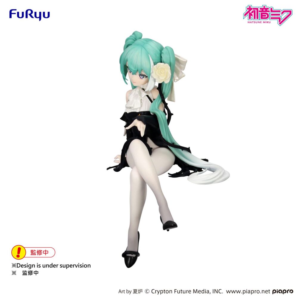 Hatsune miku flower fairy white rose version character vocal series noodle stopper. Furyu presenta la figura de hatsune miku en su versión hada de las flores con rosa blanca para la línea noodle stopper. Está inspirada en la cantante virtual de "vocaloid", mide 14 cm y está fabricada en atbc-pvc. La pose muestra al personaje sentado para poder colocarlo en el borde de estanterías o mesas.