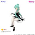 HATSUNE MIKU FLOWER FAIRY WHITE ROSE VERSION CHARACTER VOCAL SERIES NOODLE STOPPER. Furyu presenta la figura de Hatsune Miku en su versión Hada de las Flores con rosa blanca para la línea Noodle Stopper. Está inspirada en la cantante virtual de "Vocaloid", mide 14 cm y está fabricada en ATBC-PVC. La pose muestra al personaje sentado para poder colocarlo en el borde de estanterías o mesas.