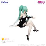 HATSUNE MIKU FLOWER FAIRY WHITE ROSE VERSION CHARACTER VOCAL SERIES NOODLE STOPPER. Furyu presenta la figura de Hatsune Miku en su versión Hada de las Flores con rosa blanca para la línea Noodle Stopper. Está inspirada en la cantante virtual de "Vocaloid", mide 14 cm y está fabricada en ATBC-PVC. La pose muestra al personaje sentado para poder colocarlo en el borde de estanterías o mesas.