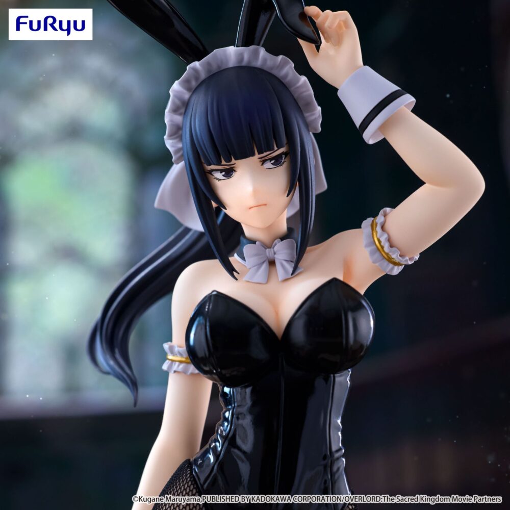 Narberal overlord bicute bunnies. Furyu suma a la colección bicute bunnies la figura de narberal, personaje del anime "overlord". Mide aproximadamente 29 cm y está elaborada en atbc-pvc, abs y fibras de poliéster. Presenta un traje con acabados brillantes de lujo y medias estilo realista, característico de esta línea.