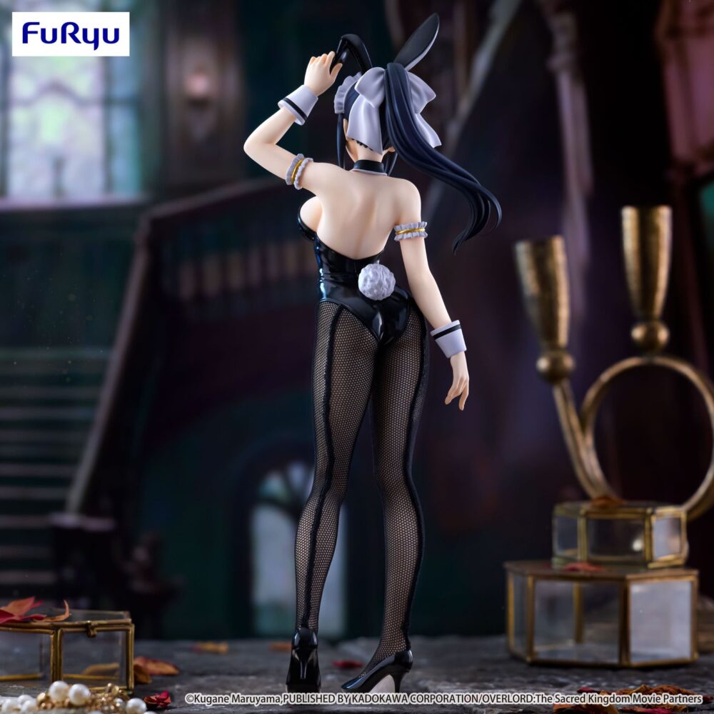 Narberal overlord bicute bunnies. Furyu suma a la colección bicute bunnies la figura de narberal, personaje del anime "overlord". Mide aproximadamente 29 cm y está elaborada en atbc-pvc, abs y fibras de poliéster. Presenta un traje con acabados brillantes de lujo y medias estilo realista, característico de esta línea.