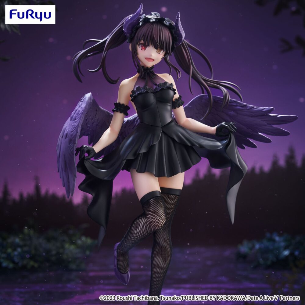 Kurumi tokisaki date a live v bicute dark. Furyu lanza a la colección bicute dark la figura de kurumi tokisaki, inspirada en el anime "date a live v". Esta figura mide 23 cm y está realizada en atbc-pvc, abs y fibras de poliéster, con detalles textiles en sus medias para dar los acabados realistas que caracterizan la línea y sus alas extendidas de forma elegante.