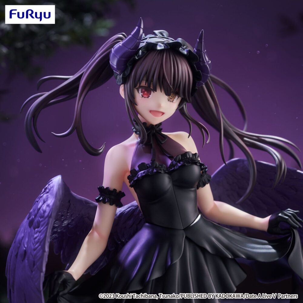 Kurumi tokisaki date a live v bicute dark. Furyu lanza a la colección bicute dark la figura de kurumi tokisaki, inspirada en el anime "date a live v". Esta figura mide 23 cm y está realizada en atbc-pvc, abs y fibras de poliéster, con detalles textiles en sus medias para dar los acabados realistas que caracterizan la línea y sus alas extendidas de forma elegante.
