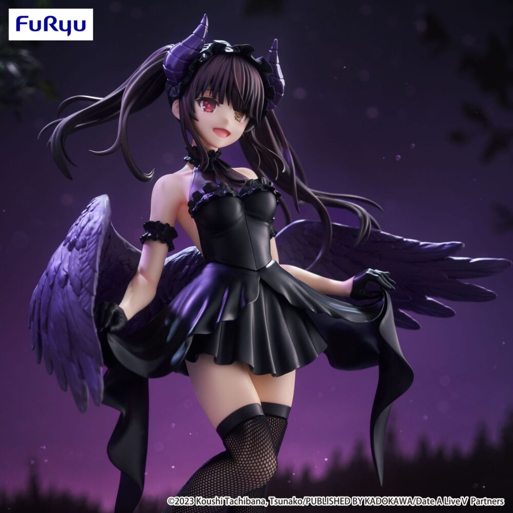 Kurumi tokisaki date a live v bicute dark. Furyu lanza a la colección bicute dark la figura de kurumi tokisaki, inspirada en el anime "date a live v". Esta figura mide 23 cm y está realizada en atbc-pvc, abs y fibras de poliéster, con detalles textiles en sus medias para dar los acabados realistas que caracterizan la línea y sus alas extendidas de forma elegante.