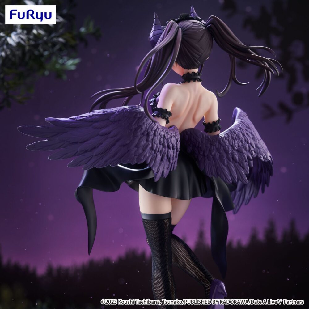Kurumi tokisaki date a live v bicute dark. Furyu lanza a la colección bicute dark la figura de kurumi tokisaki, inspirada en el anime "date a live v". Esta figura mide 23 cm y está realizada en atbc-pvc, abs y fibras de poliéster, con detalles textiles en sus medias para dar los acabados realistas que caracterizan la línea y sus alas extendidas de forma elegante.