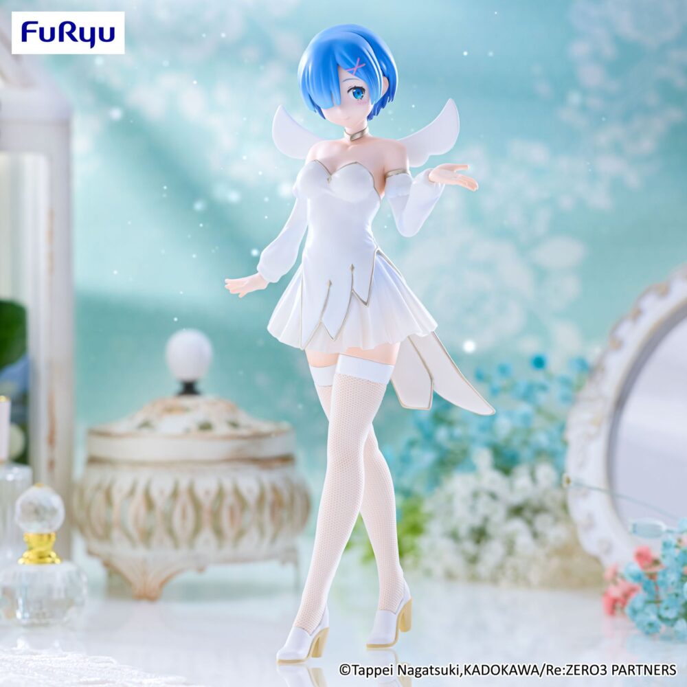 Rem little wings re:zero: starting life in another world bicute pure. Furyu presenta dentro de su línea bicute pure la figura de rem little wings, basada en la serie anime de "re:zero: starting life in another world". La figura alcanza los 25 cm de altura y está elaborada en atbc-pvc, abs y fibras de poliéster, con un delicado traje blanco y dorado, medias con detalles textiles que brindan acabado realista.
