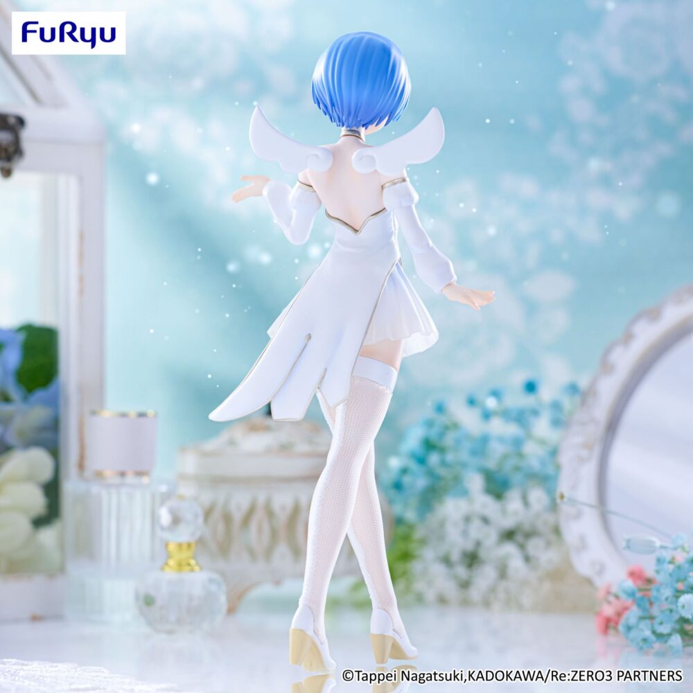 Rem little wings re:zero: starting life in another world bicute pure. Furyu presenta dentro de su línea bicute pure la figura de rem little wings, basada en la serie anime de "re:zero: starting life in another world". La figura alcanza los 25 cm de altura y está elaborada en atbc-pvc, abs y fibras de poliéster, con un delicado traje blanco y dorado, medias con detalles textiles que brindan acabado realista.