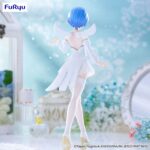 REM LITTLE WINGS RE:ZERO: STARTING LIFE IN ANOTHER WORLD BICUTE PURE. Furyu presenta dentro de su línea BiCute Pure la figura de Rem Little Wings, basada en la serie anime de "Re:ZERO: Starting Life in Another World". La figura alcanza los 25 cm de altura y está elaborada en ATBC-PVC, ABS y fibras de poliéster, con un delicado traje blanco y dorado, medias con detalles textiles que brindan acabado realista.