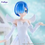 REM LITTLE WINGS RE:ZERO: STARTING LIFE IN ANOTHER WORLD BICUTE PURE. Furyu presenta dentro de su línea BiCute Pure la figura de Rem Little Wings, basada en la serie anime de "Re:ZERO: Starting Life in Another World". La figura alcanza los 25 cm de altura y está elaborada en ATBC-PVC, ABS y fibras de poliéster, con un delicado traje blanco y dorado, medias con detalles textiles que brindan acabado realista.
