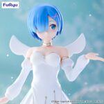 REM LITTLE WINGS RE:ZERO: STARTING LIFE IN ANOTHER WORLD BICUTE PURE. Furyu presenta dentro de su línea BiCute Pure la figura de Rem Little Wings, basada en la serie anime de "Re:ZERO: Starting Life in Another World". La figura alcanza los 25 cm de altura y está elaborada en ATBC-PVC, ABS y fibras de poliéster, con un delicado traje blanco y dorado, medias con detalles textiles que brindan acabado realista.