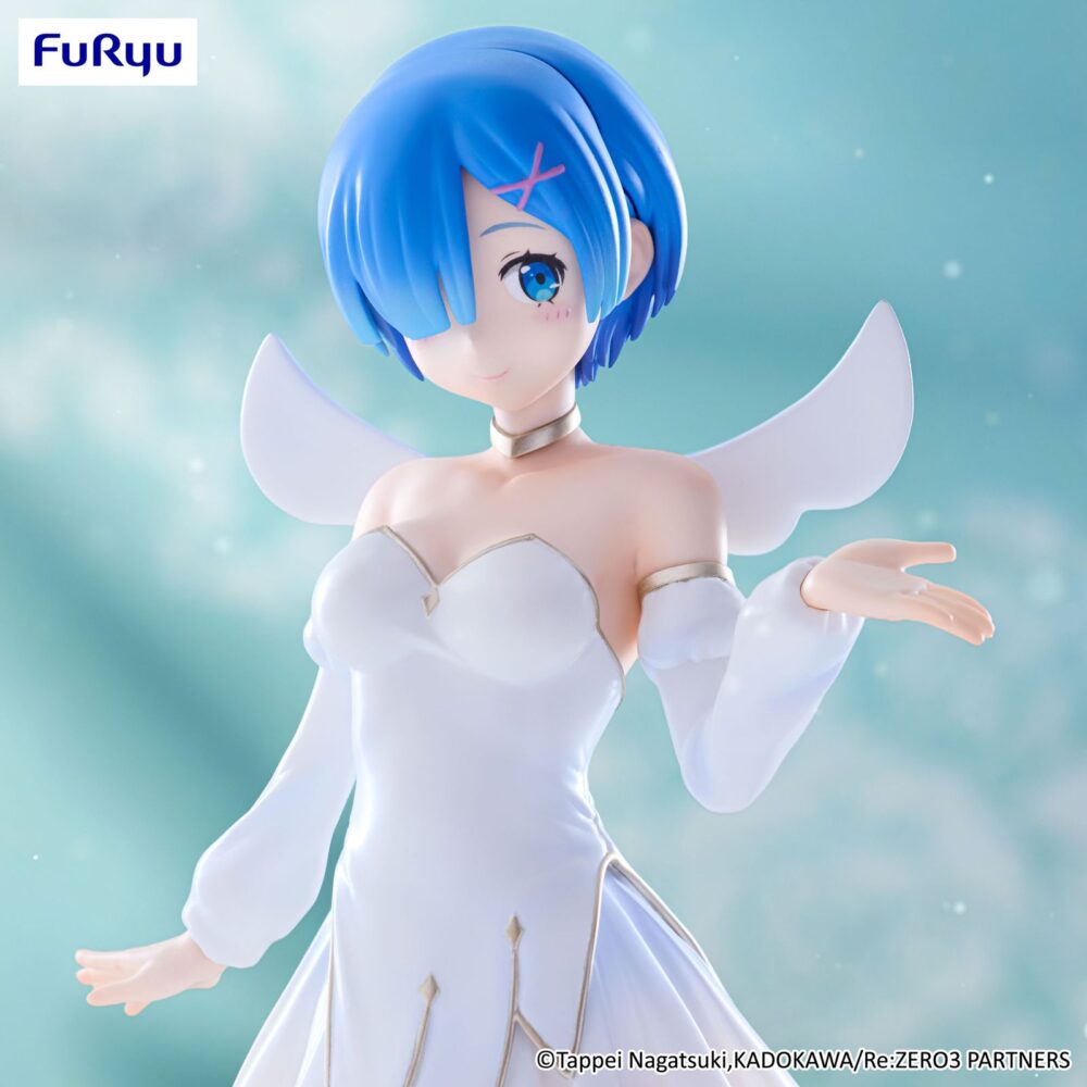 Rem little wings re:zero: starting life in another world bicute pure. Furyu presenta dentro de su línea bicute pure la figura de rem little wings, basada en la serie anime de "re:zero: starting life in another world". La figura alcanza los 25 cm de altura y está elaborada en atbc-pvc, abs y fibras de poliéster, con un delicado traje blanco y dorado, medias con detalles textiles que brindan acabado realista.