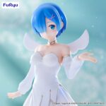 REM LITTLE WINGS RE:ZERO: STARTING LIFE IN ANOTHER WORLD BICUTE PURE. Furyu presenta dentro de su línea BiCute Pure la figura de Rem Little Wings, basada en la serie anime de "Re:ZERO: Starting Life in Another World". La figura alcanza los 25 cm de altura y está elaborada en ATBC-PVC, ABS y fibras de poliéster, con un delicado traje blanco y dorado, medias con detalles textiles que brindan acabado realista.