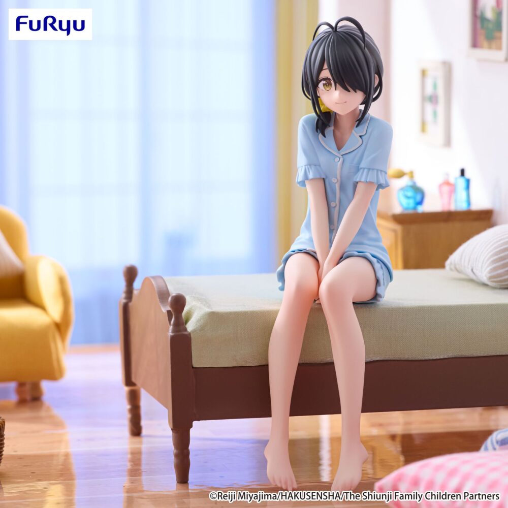 Kotono shiunji the shiunji family children noodle stopper. Furyu introduce a su línea noodle stopper la figura de kotono shiunji, la hija menor de la familia shiunji en la serie "the shiunji family children". La figura mide aproximadamente 17 cm y está fabricada en atbc-pvc. Presenta al personaje de forma cómoda y relajada en posición sentada, característica de esta colección, ideal para colocar en baldas de estanterías o bordes de mesas.