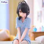 KOTONO SHIUNJI THE SHIUNJI FAMILY CHILDREN NOODLE STOPPER. Furyu introduce a su línea Noodle Stopper la figura de Kotono Shiunji, La hija menor de la familia Shiunji en la serie "The Shiunji Family Children". La figura mide aproximadamente 17 cm y está fabricada en ATBC-PVC. Presenta al personaje de forma cómoda y relajada en posición sentada, característica de esta colección, ideal para colocar en baldas de estanterías o bordes de mesas.