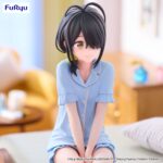 KOTONO SHIUNJI THE SHIUNJI FAMILY CHILDREN NOODLE STOPPER. Furyu introduce a su línea Noodle Stopper la figura de Kotono Shiunji, La hija menor de la familia Shiunji en la serie "The Shiunji Family Children". La figura mide aproximadamente 17 cm y está fabricada en ATBC-PVC. Presenta al personaje de forma cómoda y relajada en posición sentada, característica de esta colección, ideal para colocar en baldas de estanterías o bordes de mesas.