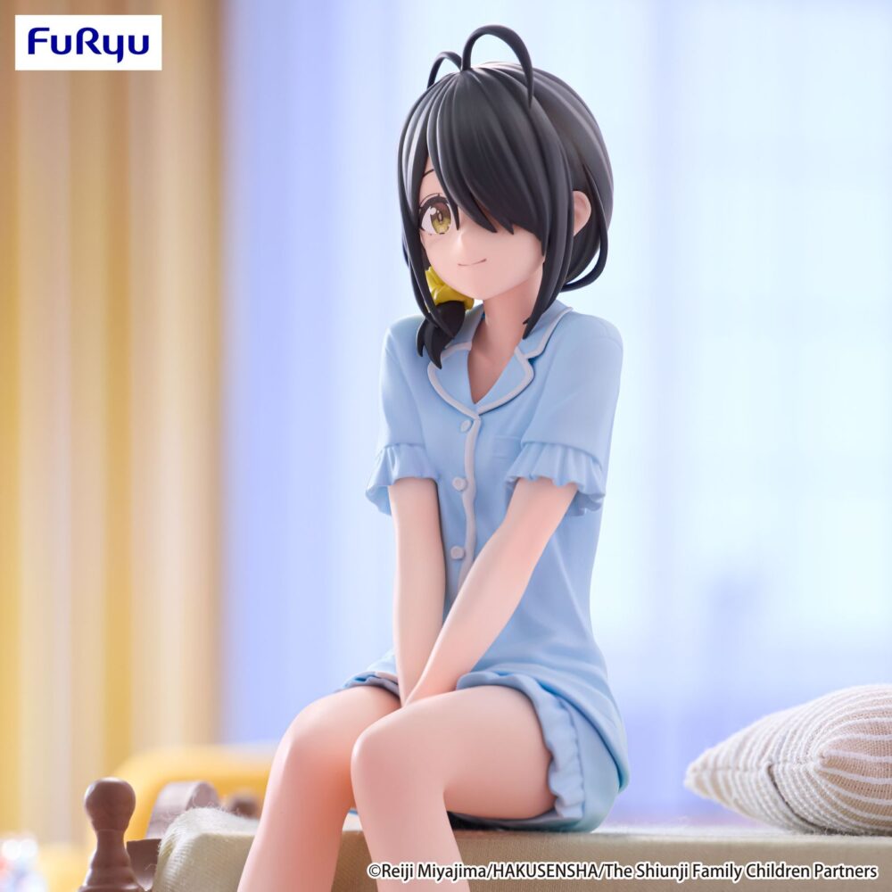 Kotono shiunji the shiunji family children noodle stopper. Furyu introduce a su línea noodle stopper la figura de kotono shiunji, la hija menor de la familia shiunji en la serie "the shiunji family children". La figura mide aproximadamente 17 cm y está fabricada en atbc-pvc. Presenta al personaje de forma cómoda y relajada en posición sentada, característica de esta colección, ideal para colocar en baldas de estanterías o bordes de mesas.