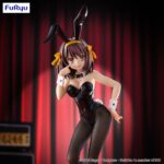 HARUHI SUZUMIYA THE MELANCHOLY OF HARUHI SUZUMIYA BICUTE BUNNIES. uryu suma a la colección BiCute Bunnies la figura de Haruhi Suzumiya, protagonista del anime "The Melancholy of Haruhi Suzumiya". Con una altura aproximada de 26 cm, está fabricada en ATBC-PVC, ABS y fibras de poliéster. Se muestra con traje de conejita, siguiendo el estilo distintivo de esta línea de figuras de gran detalle y medias con acabado realistas.