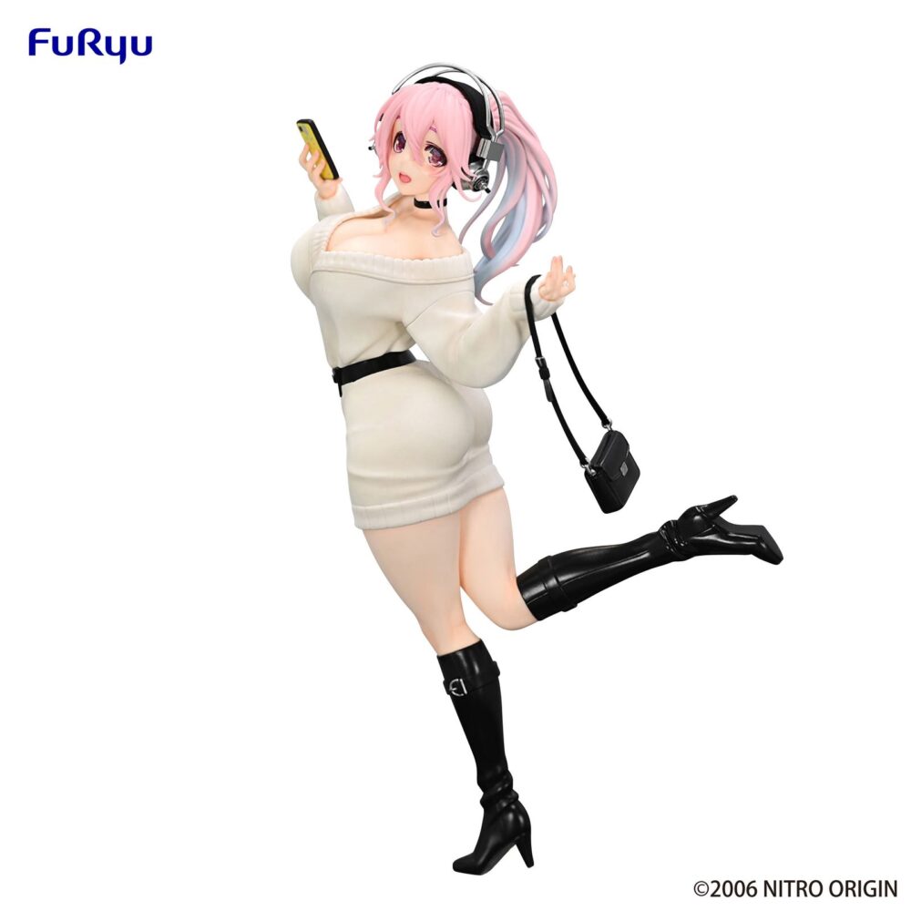 Super sonico winter memory version super sonico trio-try-it.  furyu incorpora a su línea trio-try-it la figura de super sonico en su versión de memorias de invierno.   está inspirada en la protagonista de la animación “super sonico”. Este modelo mide 21 cm y está fabricado en atbc-pvc y abs. La figura representa a la popular cantante virtual en una pose divertida y vestimenta invernal con acabados cuidados y gran nivel de detalle.