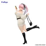 SUPER SONICO WINTER MEMORY VERSION SUPER SONICO TRIO-TRY-IT. Furyu incorpora a su línea Trio-Try-iT la figura de Super Sonico en su versión de memorias de invierno.  Está inspirada en la protagonista de la animación “Super Sonico”. Este modelo mide 21 cm y está fabricado en ATBC-PVC y ABS. La figura representa a la popular cantante virtual en una pose divertida y vestimenta invernal con acabados cuidados y gran nivel de detalle.