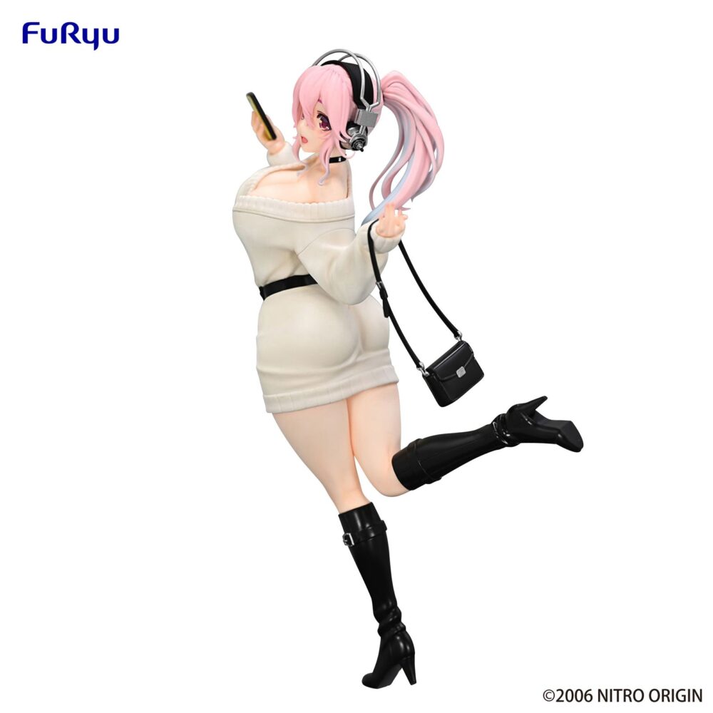 Super sonico winter memory version super sonico trio-try-it.  furyu incorpora a su línea trio-try-it la figura de super sonico en su versión de memorias de invierno.   está inspirada en la protagonista de la animación “super sonico”. Este modelo mide 21 cm y está fabricado en atbc-pvc y abs. La figura representa a la popular cantante virtual en una pose divertida y vestimenta invernal con acabados cuidados y gran nivel de detalle.