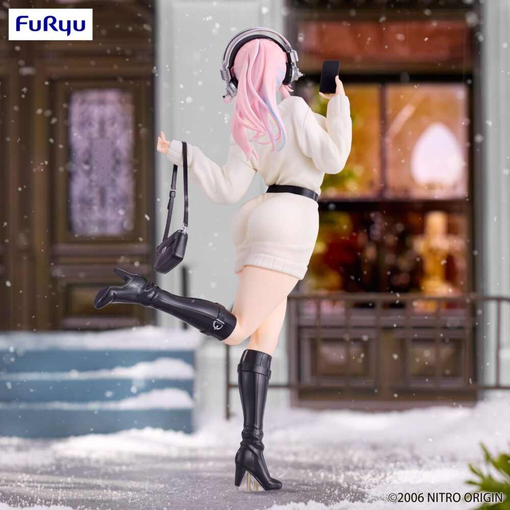 Super sonico winter memory version super sonico trio-try-it.  furyu incorpora a su línea trio-try-it la figura de super sonico en su versión de memorias de invierno.   está inspirada en la protagonista de la animación “super sonico”. Este modelo mide 21 cm y está fabricado en atbc-pvc y abs. La figura representa a la popular cantante virtual en una pose divertida y vestimenta invernal con acabados cuidados y gran nivel de detalle.