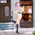 SUPER SONICO WINTER MEMORY VERSION SUPER SONICO TRIO-TRY-IT. Furyu incorpora a su línea Trio-Try-iT la figura de Super Sonico en su versión de memorias de invierno.  Está inspirada en la protagonista de la animación “Super Sonico”. Este modelo mide 21 cm y está fabricado en ATBC-PVC y ABS. La figura representa a la popular cantante virtual en una pose divertida y vestimenta invernal con acabados cuidados y gran nivel de detalle.