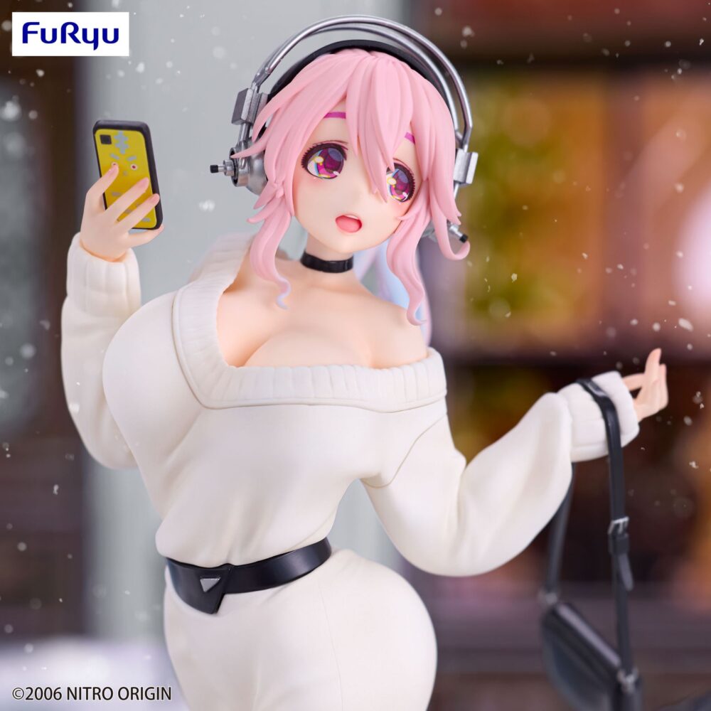 Super sonico winter memory version super sonico trio-try-it.  furyu incorpora a su línea trio-try-it la figura de super sonico en su versión de memorias de invierno.   está inspirada en la protagonista de la animación “super sonico”. Este modelo mide 21 cm y está fabricado en atbc-pvc y abs. La figura representa a la popular cantante virtual en una pose divertida y vestimenta invernal con acabados cuidados y gran nivel de detalle.