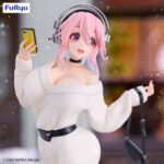 SUPER SONICO WINTER MEMORY VERSION SUPER SONICO TRIO-TRY-IT. Furyu incorpora a su línea Trio-Try-iT la figura de Super Sonico en su versión de memorias de invierno.  Está inspirada en la protagonista de la animación “Super Sonico”. Este modelo mide 21 cm y está fabricado en ATBC-PVC y ABS. La figura representa a la popular cantante virtual en una pose divertida y vestimenta invernal con acabados cuidados y gran nivel de detalle.