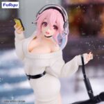SUPER SONICO WINTER MEMORY VERSION SUPER SONICO TRIO-TRY-IT. Furyu incorpora a su línea Trio-Try-iT la figura de Super Sonico en su versión de memorias de invierno.  Está inspirada en la protagonista de la animación “Super Sonico”. Este modelo mide 21 cm y está fabricado en ATBC-PVC y ABS. La figura representa a la popular cantante virtual en una pose divertida y vestimenta invernal con acabados cuidados y gran nivel de detalle.