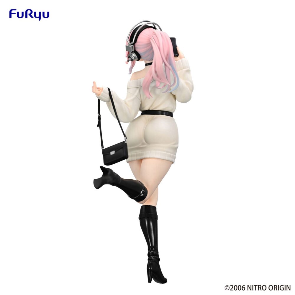 Super sonico winter memory version super sonico trio-try-it.  furyu incorpora a su línea trio-try-it la figura de super sonico en su versión de memorias de invierno.   está inspirada en la protagonista de la animación “super sonico”. Este modelo mide 21 cm y está fabricado en atbc-pvc y abs. La figura representa a la popular cantante virtual en una pose divertida y vestimenta invernal con acabados cuidados y gran nivel de detalle.