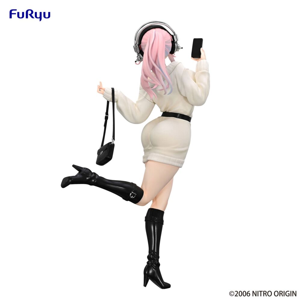 Super sonico winter memory version super sonico trio-try-it.  furyu incorpora a su línea trio-try-it la figura de super sonico en su versión de memorias de invierno.   está inspirada en la protagonista de la animación “super sonico”. Este modelo mide 21 cm y está fabricado en atbc-pvc y abs. La figura representa a la popular cantante virtual en una pose divertida y vestimenta invernal con acabados cuidados y gran nivel de detalle.