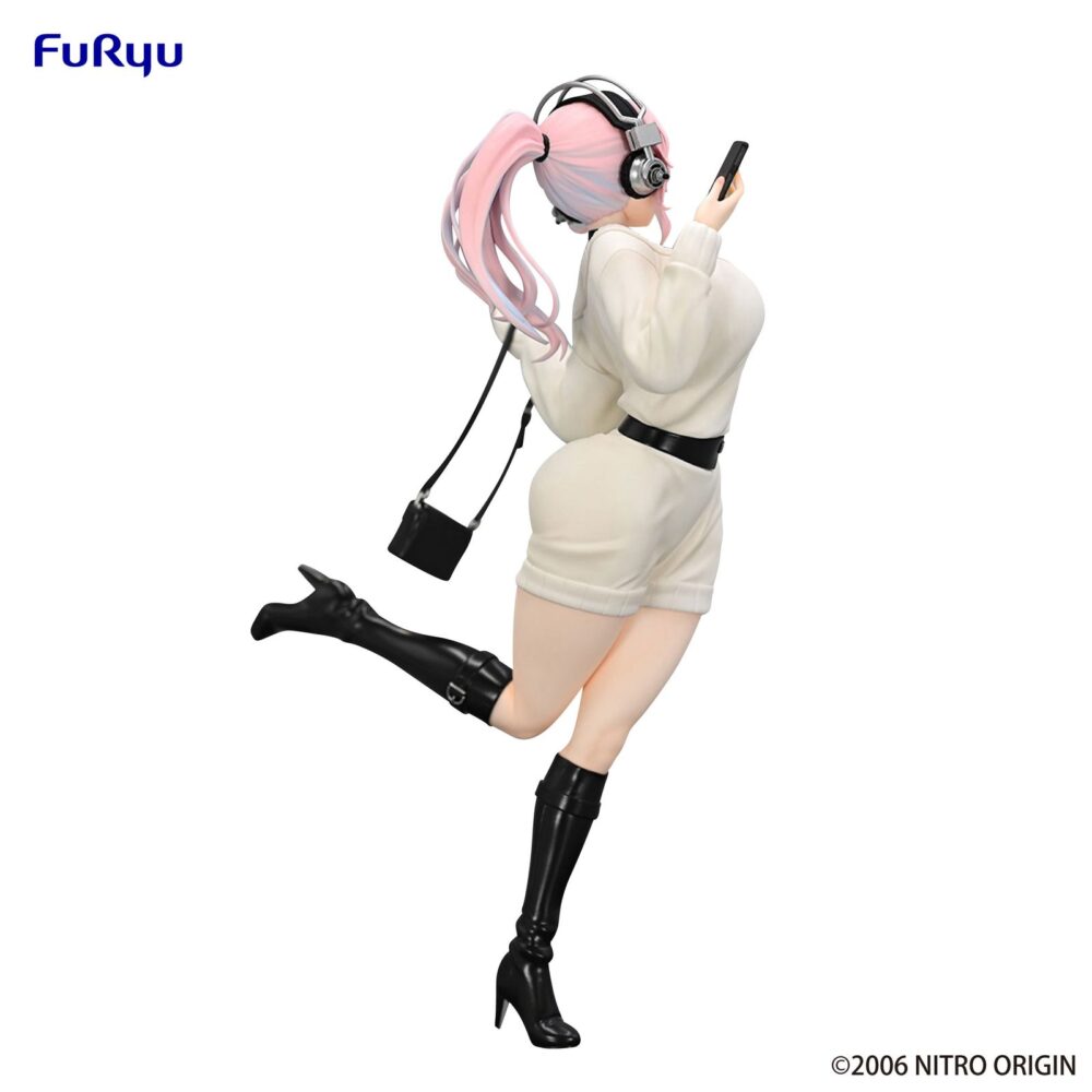 Super sonico winter memory version super sonico trio-try-it.  furyu incorpora a su línea trio-try-it la figura de super sonico en su versión de memorias de invierno.   está inspirada en la protagonista de la animación “super sonico”. Este modelo mide 21 cm y está fabricado en atbc-pvc y abs. La figura representa a la popular cantante virtual en una pose divertida y vestimenta invernal con acabados cuidados y gran nivel de detalle.
